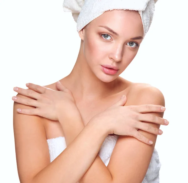 Porträtt av vacker flicka röra ansiktet med en handduk på huvudet — Stockfoto