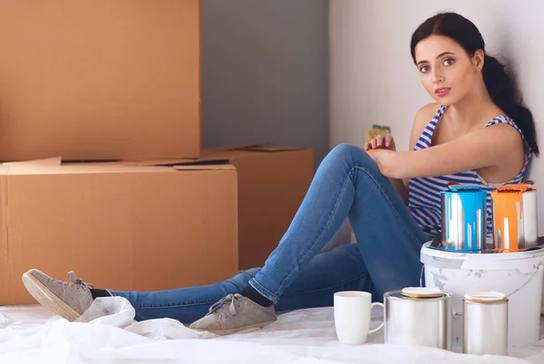 Kobieta w nowym domu z kartonowymi pudełkami — Zdjęcie stockowe
