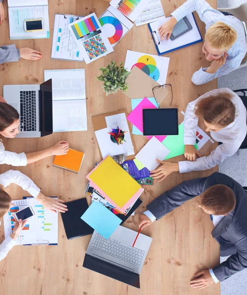 Zakenmensen zitten en discussiëren op zakelijke bijeenkomst, in functie — Stockfoto