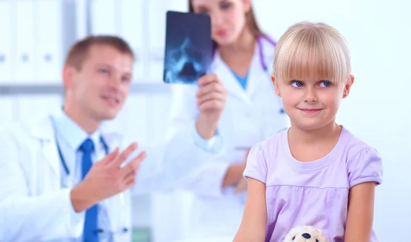 Kvinnlig läkare undersöker barn med stetoskop vid operation — Stockfoto