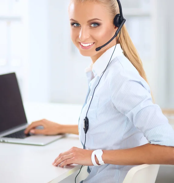 Retrato de primer plano de un agente de servicio al cliente sentado en la oficina — Foto de Stock