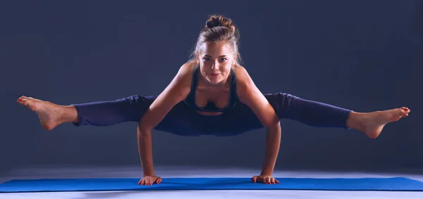 Porträt eines Sportmädchens beim Yoga-Stretching — Stockfoto