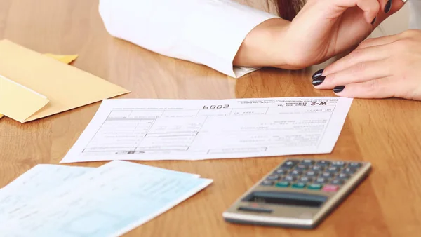 Young woman using a calculator — Stock Photo, Image