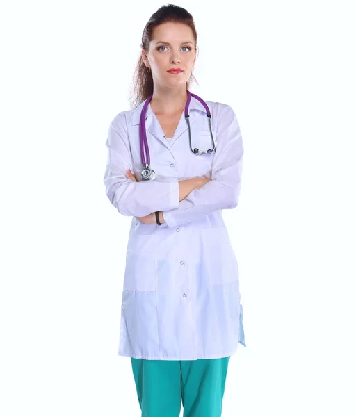 Усміхнена жінка-лікар в уніформі стоїть в лікарні — стокове фото