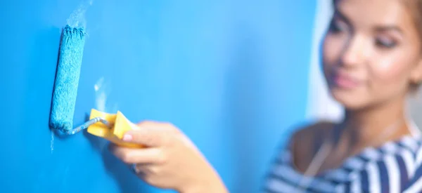 Feliz hermosa joven mujer haciendo pintura de pared — Foto de Stock