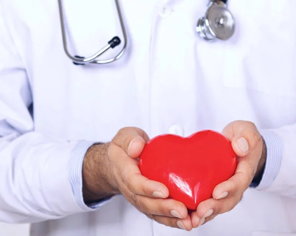 Férfi orvos holding szív sztetoszkóp — Stock Fotó