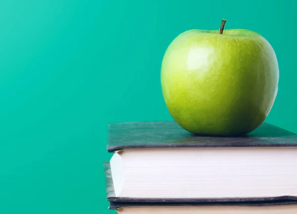 Groene appel, geïsoleerd op grijze achtergrond — Stockfoto