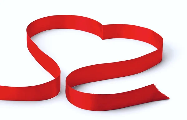 Ett rött band forma hjärtat, isolerad på vit bakgrund — Stockfoto