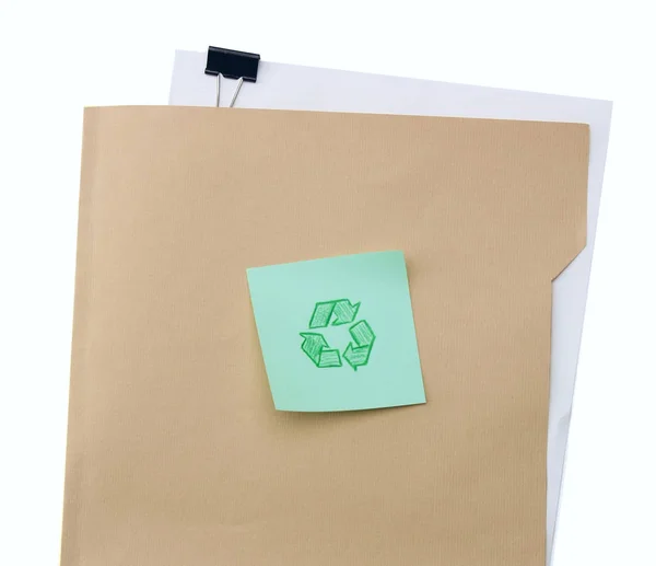 Uma pasta de arquivo manila com um caminho de recorte e um sinal de reciclagem — Fotografia de Stock