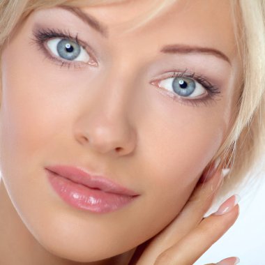 Güzel genç kadın yüzünün yakın portresi.