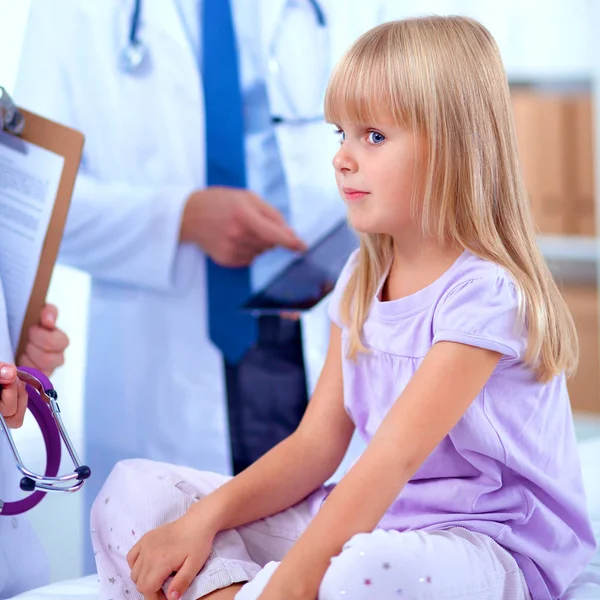 Médico femenino examinando a un niño con estetoscopio en cirugía — Foto de Stock