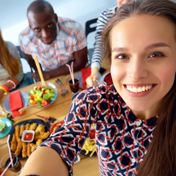 Grupa ludzi robi selfie podczas lunchu — Zdjęcie stockowe