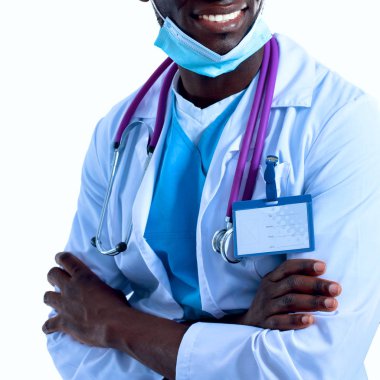 Bir maske ve üniforma giyen bir doktor portresi. Beyaz arka plan üzerinde izole