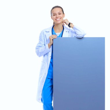 Boş reklam panosu olan bir kadın doktor..