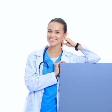 Boş reklam panosu olan bir kadın doktor..