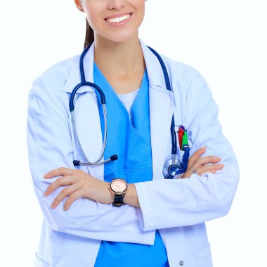 Kolları çapraz duran steteskoplu kadın doktor beyaz arka planda izole edilmiş.