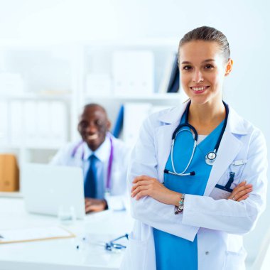 İçerde üniforması olan gülümseyen bir kadın doktor.