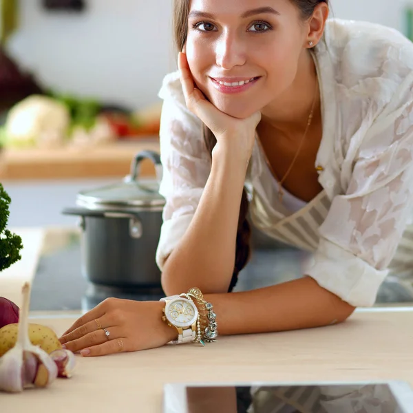 Młoda kobieta stojąca przy biurku w kuchni — Zdjęcie stockowe