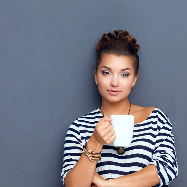 Fiatal nő portréja csésze teával vagy kávéval — Stock Fotó