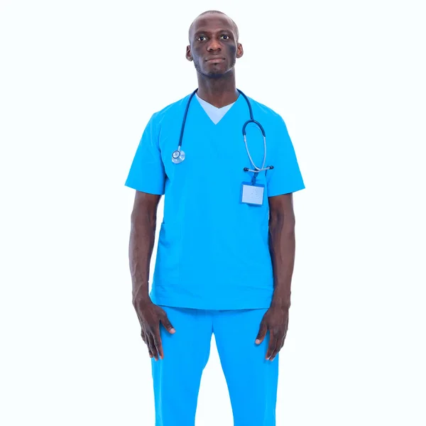 Retrato de un médico de pie aislado sobre fondo blanco —  Fotos de Stock