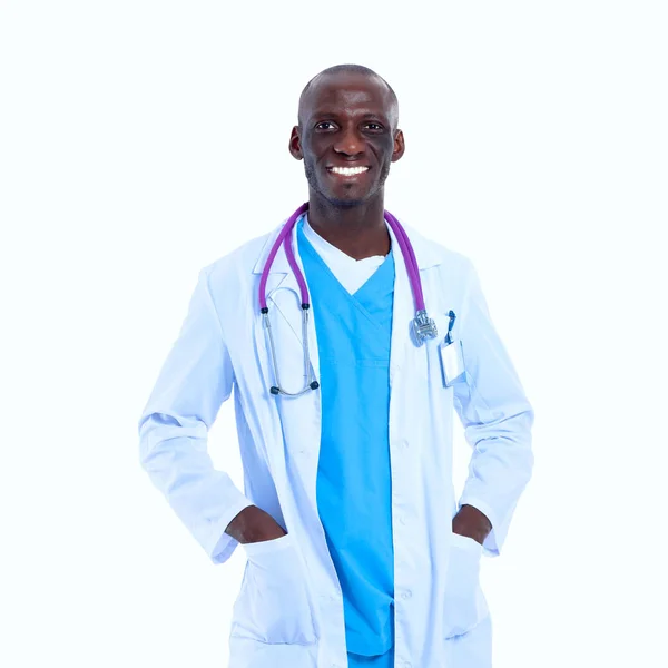 Portrait d'un médecin homme debout isolé sur fond blanc — Photo