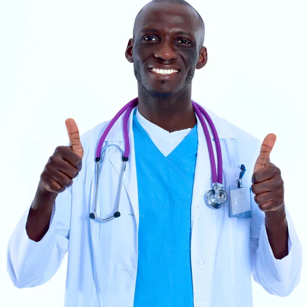 Porträtt av läkare visar du ok tecken står i en vit uniform på isolerade bakgrund — Stockfoto