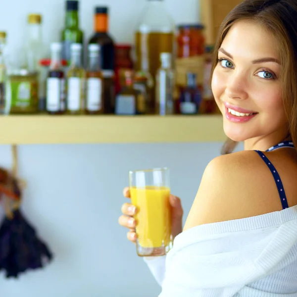 맛있는 주스를 잔에 담아 들고 있는 아름다운 여인의 모습 — 스톡 사진