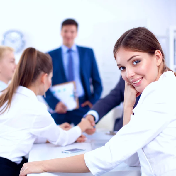 Gente de negocios sentada y discutiendo en reunión de negocios —  Fotos de Stock