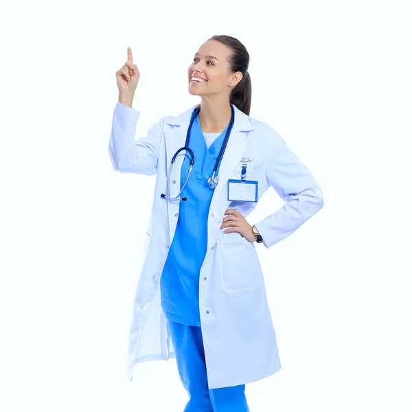 Een portret van een vrouwelijke arts die op een witte achtergrond wijst — Stockfoto