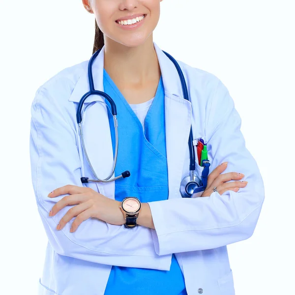 Ärztin mit Stethoskop steht mit verschränkten Armen isoliert auf weißem Hintergrund — Stockfoto