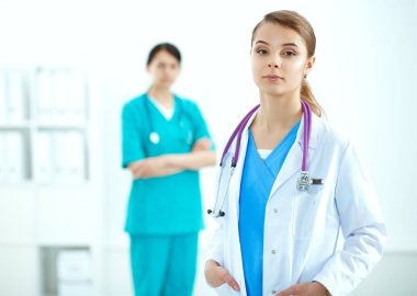 Tıp grubunun önünde çekici bir kadın doktor.