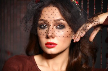 Saçında çiçekler olan güzel bir kadının portresi.