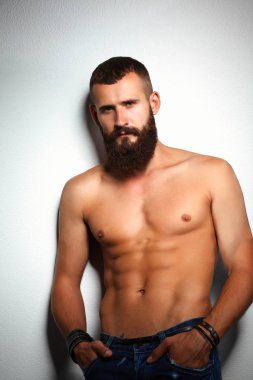 Ayakta, gri arka plan üzerinde izole yakışıklı adam portresi