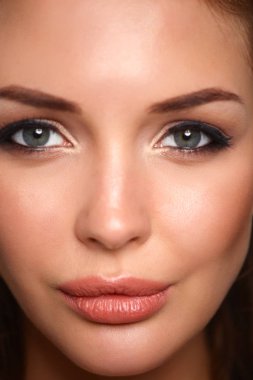 Güzel genç kadın yüzünün yakın portresi. Beyaz arkaplanda izole.