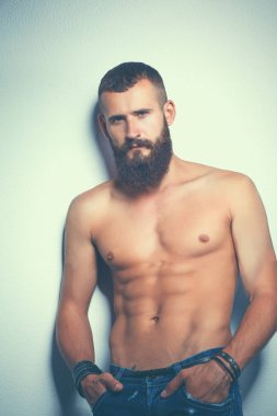 Ayakta, gri arka plan üzerinde izole yakışıklı adam portresi