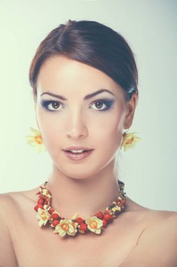 boncuk genç güzel esmer kadın portresi