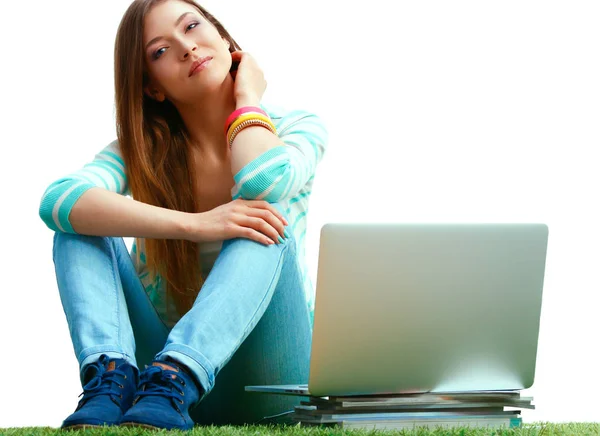 緑の草の上に座っているラップトップを持つ若い女性 — ストック写真