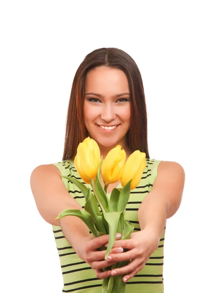 Belleza mujer morena con tulipanes ramo de flores —  Fotos de Stock