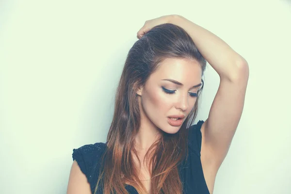 Retrato de cerca de la hermosa cara de mujer joven. Aislado sobre fondo blanco. —  Fotos de Stock