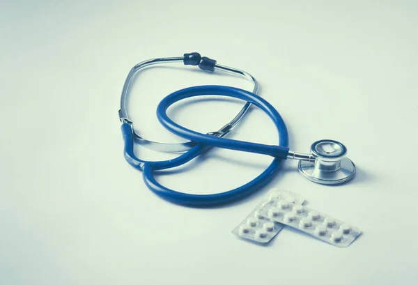 Stethoskop und einige Pillen - isoliert auf weißem Hintergrund — Stockfoto