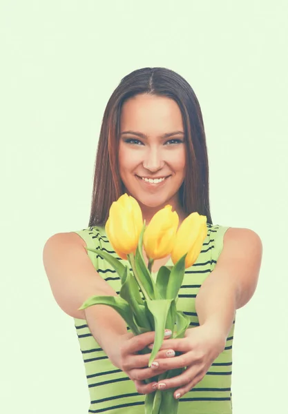Belleza mujer morena con tulipanes ramo de flores — Foto de Stock
