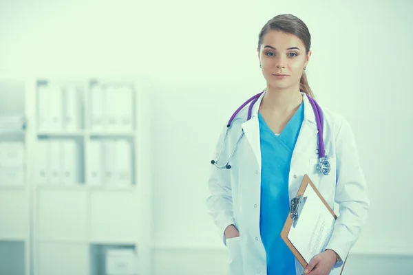 Woman doctor standing with folder at hospital — Stock Photo, Image