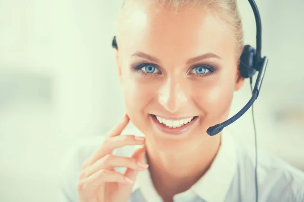 Retrato de primer plano de un agente de servicio al cliente sentado en la oficina — Foto de Stock