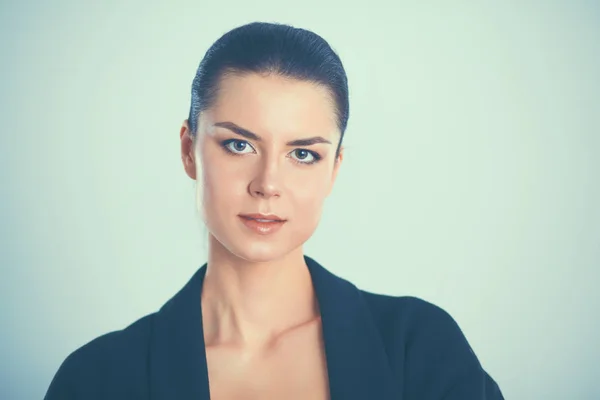 Jonge vrouw permanent, geïsoleerd op grijze achtergrond — Stockfoto