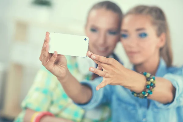 Due ragazze scattano foto al telefono a casa — Foto Stock