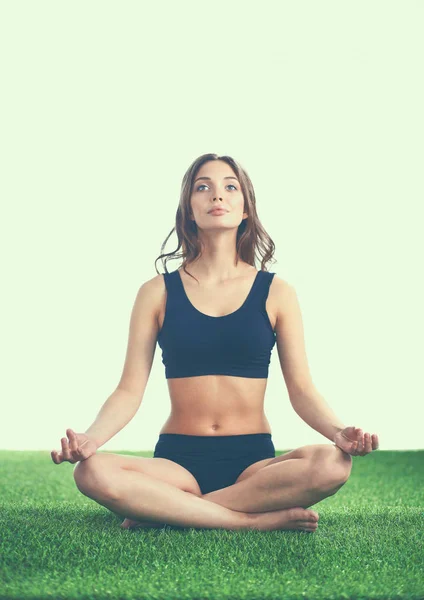 Ung kvinna utövar yoga i lotusställning — Stockfoto