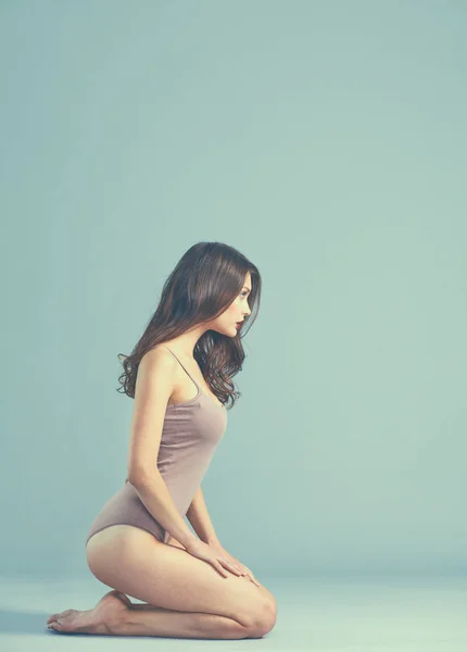 床に座って裸足美人 — ストック写真