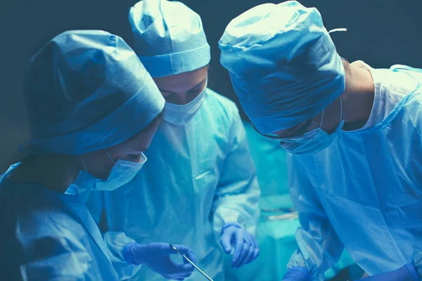 Командний хірург на роботі в операційній — стокове фото