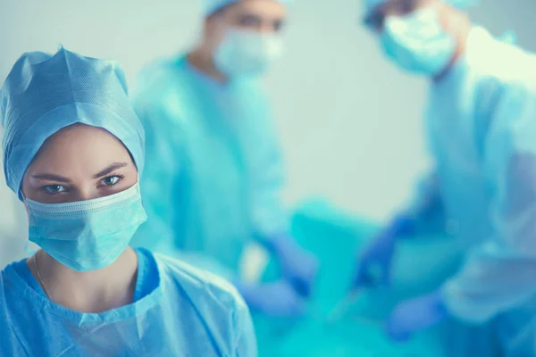 Chirurg zespołowy na sali operacyjnej — Zdjęcie stockowe