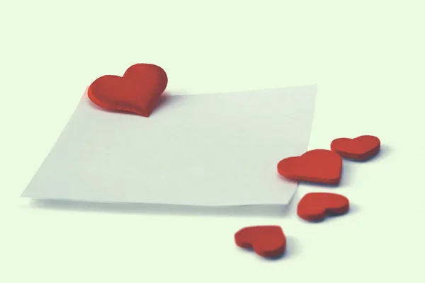 Подарочная карта с валентинками в форме сердца на белом фоне стола — стоковое фото
